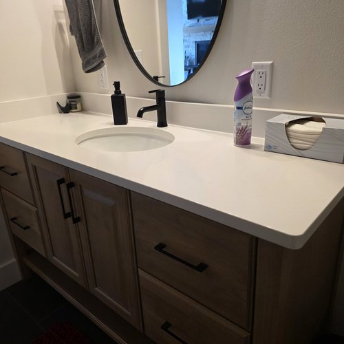 Arctic White Quartz in Bathroom